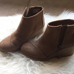 Tom’s Suede Camel Wedges